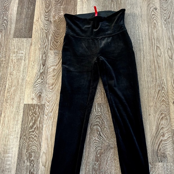 Spanx Ready To Wow Velvet Leggings NWOT Size Medium Black - Picture 1 of 8